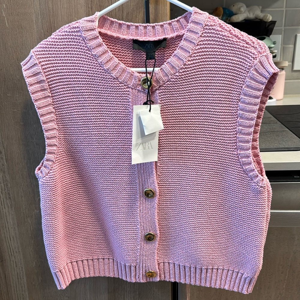 New with tags women’s knit vest with gold button
